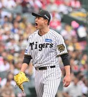 　５回、モンテロを空振り三振に仕留め、ほえる大竹（撮影・西田忠信）