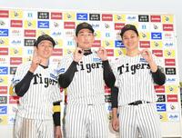 　お立ち台でポーズを決める（左から）近本、岩崎、大竹（撮影・西田忠信）