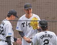 　８回表に２点を失ったところで降板。ナインに迎えられて笑顔を見せる大竹（撮影・立川洋一郎）