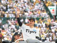 　今季初勝利を挙げ、ファンの声援に応える大竹（撮影・北村雅宏）