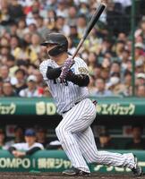 　５回、２点適時二塁打を放ち一塁を回る大山（撮影・山口登）