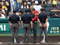 　メンバー表の交換を終え、握手をかわす藤川監督と新井監督（撮影・山口登）