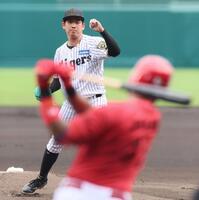 　１回、ファビアンから空振り三振を奪う伊原（撮影・立川洋一郎）