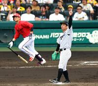 　４回、伊原は坂倉を右飛に打ち取る（撮影・山口登）