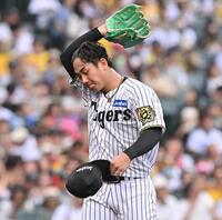 　５回を投げ終えベンチに戻る伊原（撮影・西田忠信）