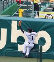 　４回、坂倉の打球を好捕する右翼手・森下（撮影・立川洋一郎）