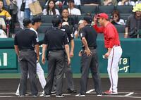 　メンバー表交換を終え、あいさつする藤川監督と新井監督（撮影・山口登）