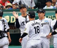 　広島に勝利し、伊原とタッチする藤川監督（撮影・山口登）