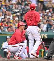 　６回、本盗に失敗した中村奨（手前）＝撮影・西田忠信