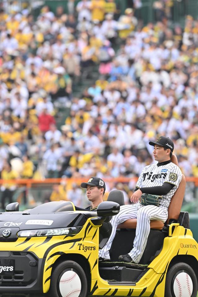 　９回のマウンドに向かう岩崎（撮影・西田忠信）