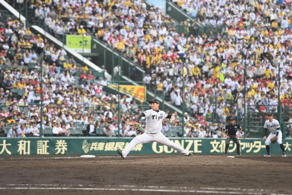 　９回を締めた岩崎（撮影・西田忠信）