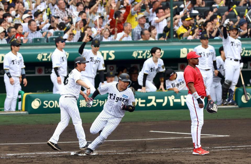 　５回、２点適時二塁打を放ち一塁を回る大山（撮影・山口登）