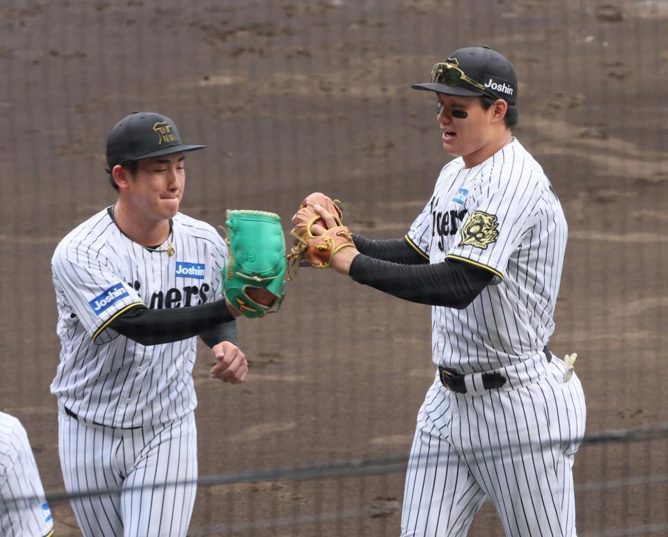 　４回、好守備を見せ、伊原（左）とタッチを交わす森下（撮影・立川洋一郎）