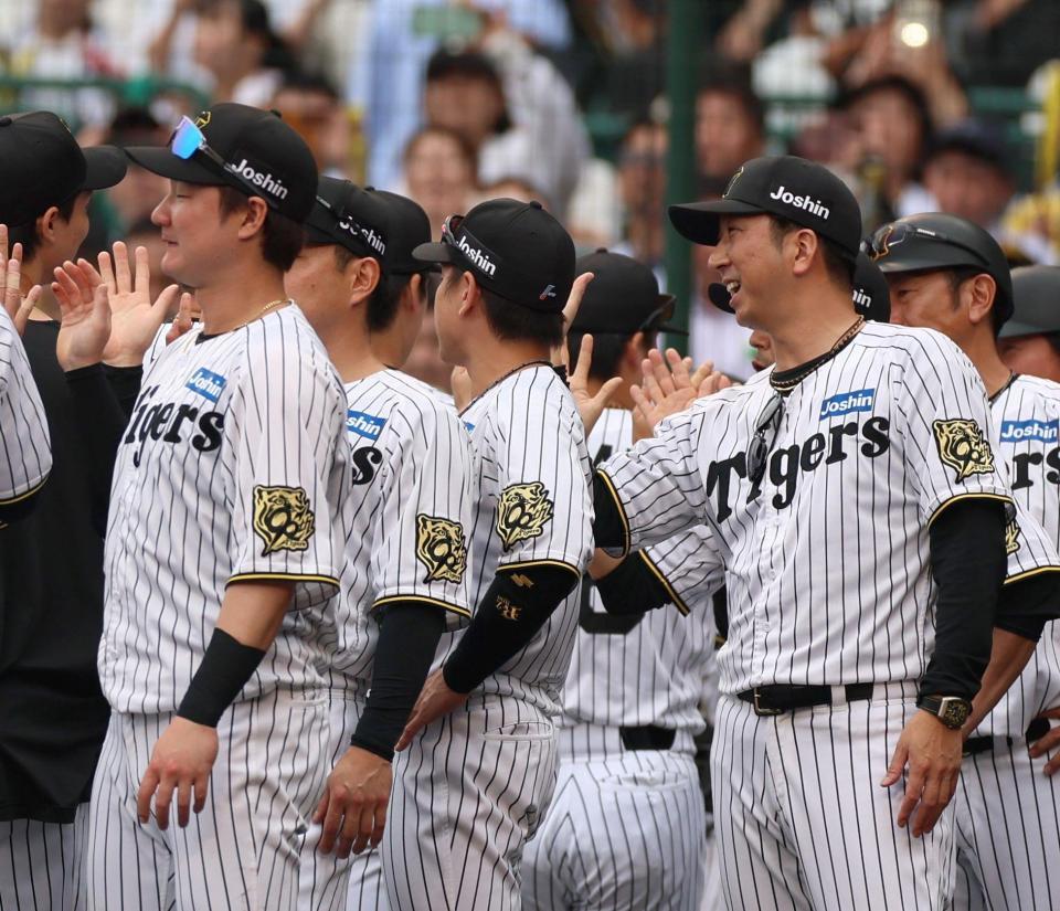 　広島に連勝し、ナインとタッチを交わす藤川監督（右）＝撮影・北村雅宏