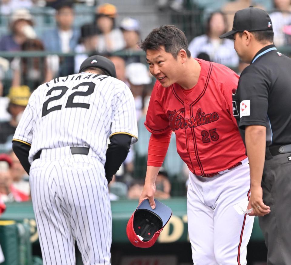 　藤川監督（左）とメンバー表を交換し一礼する新井監督（撮影・西田忠信）