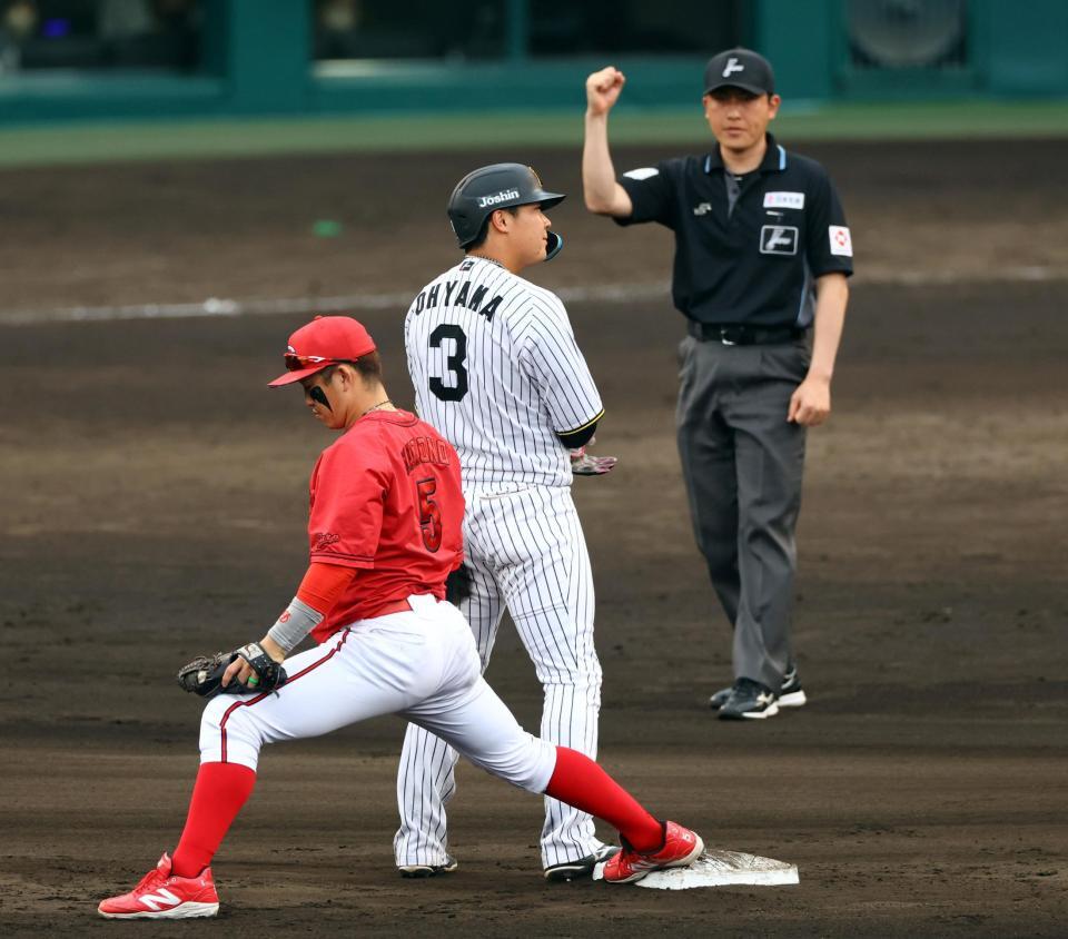 　８回、大山は糸原の右ゴロで二塁アウトになる（撮影・山口登）