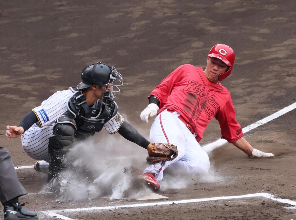 　６回、ホームスチールを狙うもアウトになる三走・中村奨（撮影・立川洋一郎）