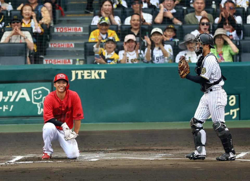 　６回、中村奨は本塁盗塁を狙うもタッチアウトになる（捕手・坂本）＝撮影・山口登