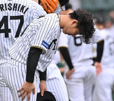 　グラウンドに一礼する伊原（撮影・西田忠信）