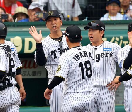 　広島に勝利し、伊原とタッチする藤川監督（撮影・山口登）