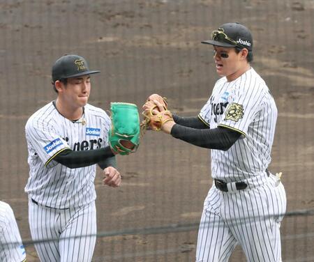 　好守備を見せ伊原（左）とタッチを交わす森下（撮影・立川洋一郎）