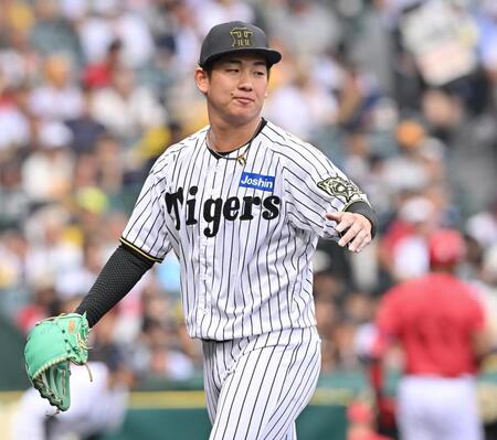 　初回を投げ終えベンチに戻る伊原（撮影・西田忠信）