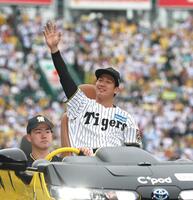 　３勝目を挙げ、ファンの声援に応える伊原（撮影・北村雅宏）