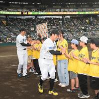 　ヒーローインタビュー後に子どもたちとタッチを交わす森下（左）と伊原（撮影・西田忠信）