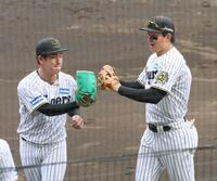 　好守備を見せ伊原（左）とタッチを交わす森下（撮影・立川洋一郎）