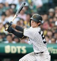 　７回、適時内野安打を放つ中野（撮影・北村雅宏）