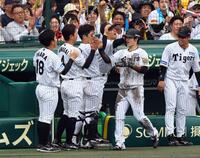 　６回、生還した中野（中央右）を迎える伊原ら阪神ナイン（撮影・山口登）