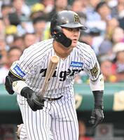 　６回、代打で右前打を放つ前川（撮影・西田忠信）