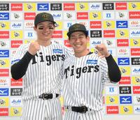 　お立ち台でポーズを決める森下（左）と伊原（撮影・西田忠信）