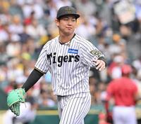 　初回を投げ終えベンチに戻る伊原（撮影・西田忠信）