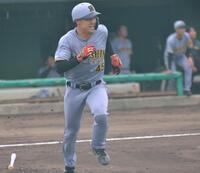 　７回に右前打を放つ佐野