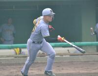 　７回に右前打を放つ佐野