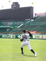 　入念にキャッチボールするデュプランティエ（撮影・北村雅宏）