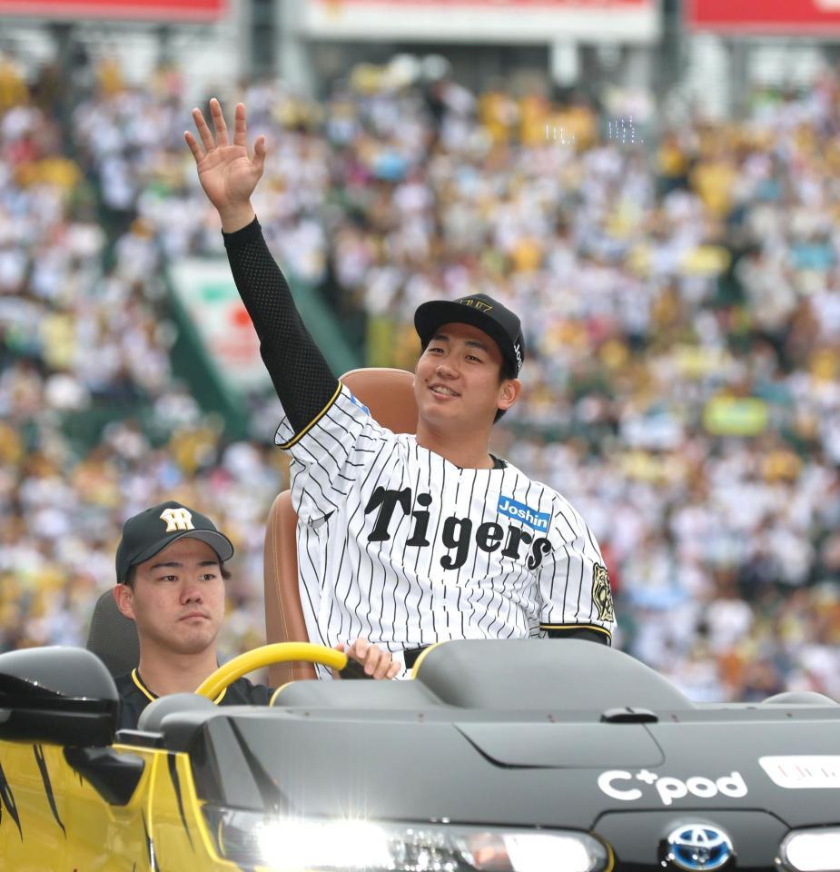 　３勝目を挙げ、ファンの声援に応える伊原（撮影・北村雅宏）