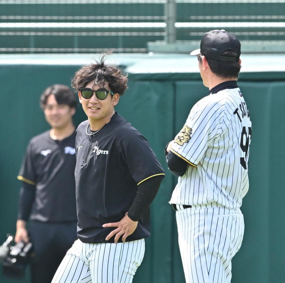 　試合前練習で笑顔を見せる伊原（左）＝撮影・西田忠信