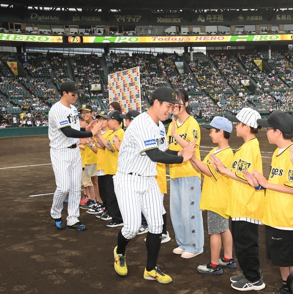 　ヒーローインタビュー後に子どもたちとタッチを交わす森下（左）と伊原（撮影・西田忠信）