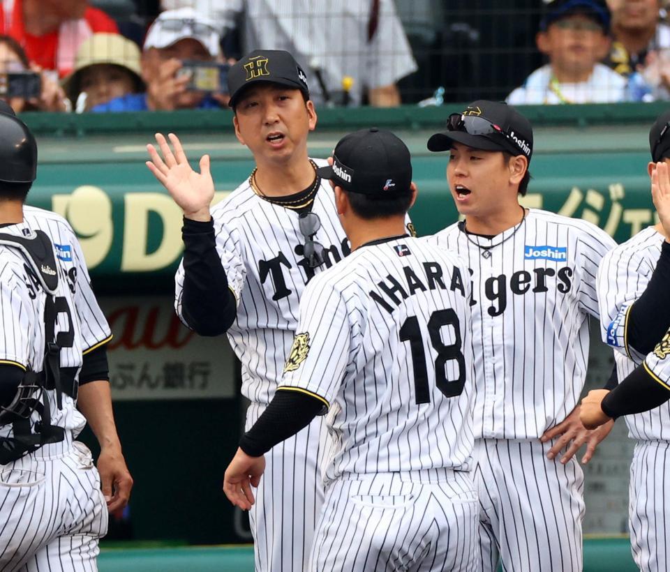 　広島に勝利し、伊原とタッチする藤川監督（撮影・山口登）