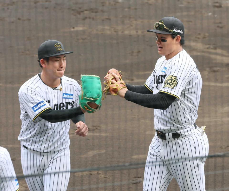 　好守備を見せ伊原（左）とタッチを交わす森下（撮影・立川洋一郎）