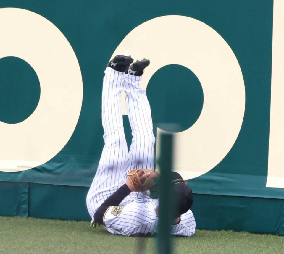 　４回、広島・坂倉の打球を好捕する森下（撮影・立川洋一郎）