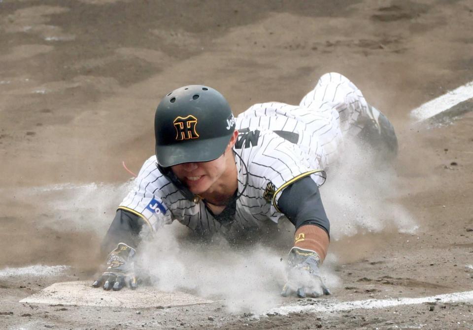 　６回、森下の適時打で生還する中野（撮影・立川洋一郎）