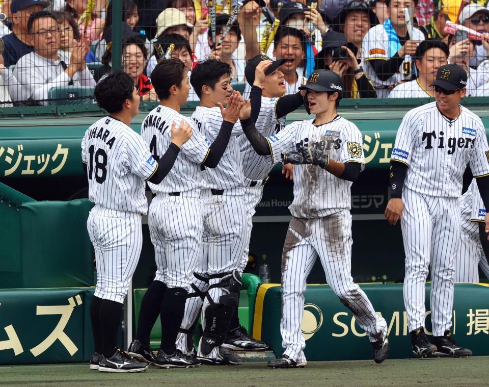 　６回、生還した中野（中央右）を迎える伊原ら阪神ナイン（撮影・山口登）