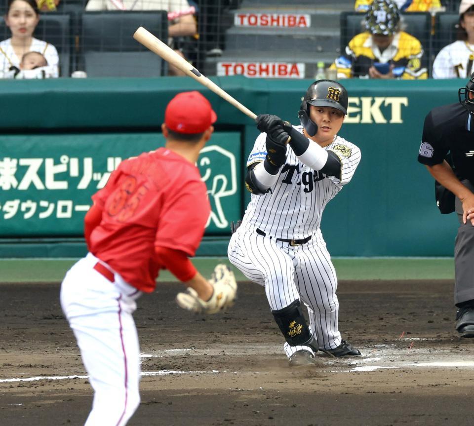 　６回、右前打を放つ前川（撮影・山口登）