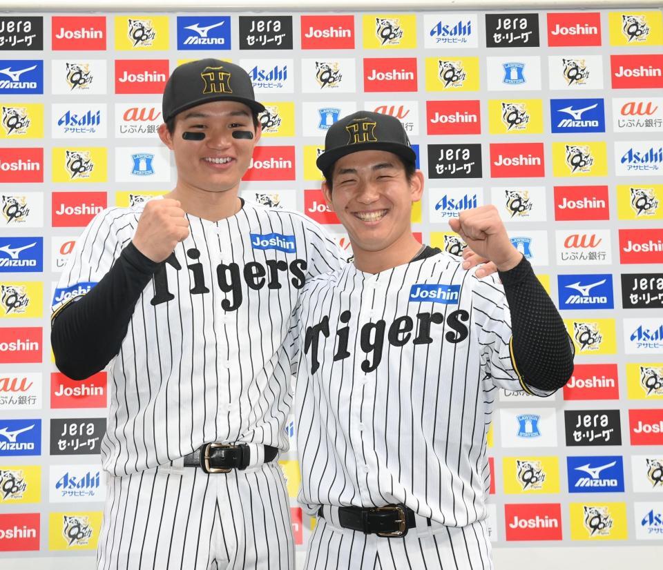 　お立ち台でポーズを決める森下（左）と伊原（撮影・西田忠信）