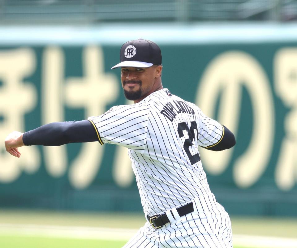 　ウオーミングアップするデュプランティエ（撮影・北村雅宏）