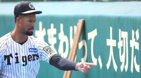 　日本語に興味津々のデュプランティエ（撮影・北村雅宏）