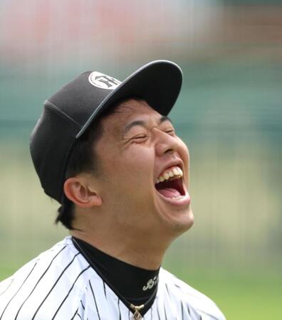 　練習中に爆笑する才木（撮影・北村雅宏）